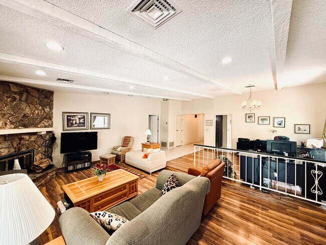 Building Photo - Available August 1st! Beautiful fully furnished single-story home located in the prestigious Span...