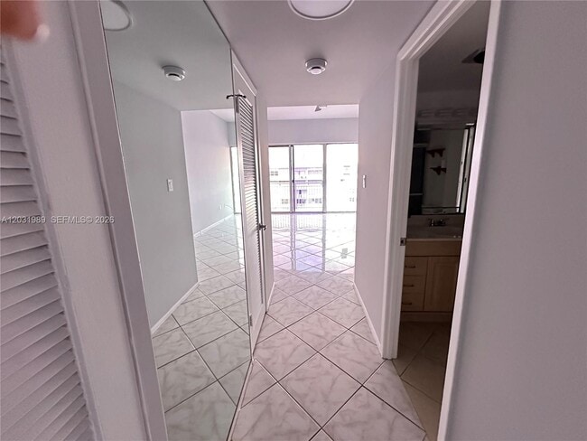 Building Photo - 18051 Biscayne Blvd