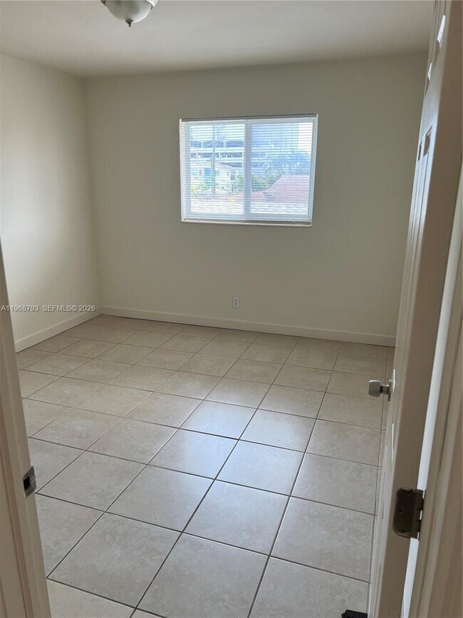 Building Photo - 890 NW 22nd Ct