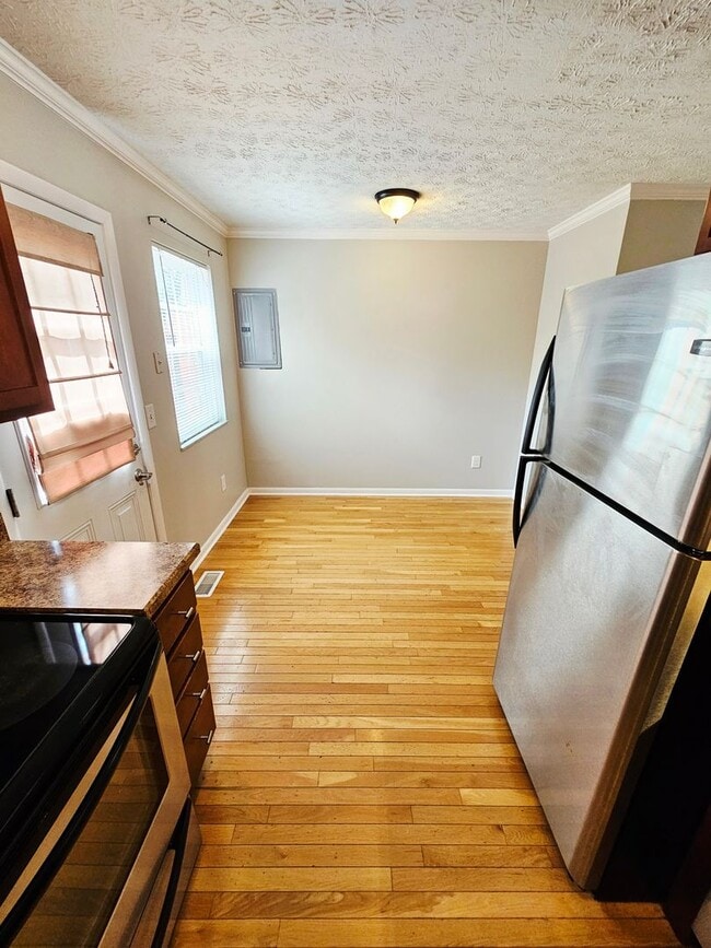 Building Photo - MOVE-IN READY! 2BR Townhome in Clintonville near OSU – W/D, Parking, Pet Friendly
