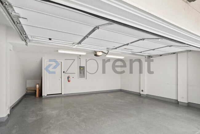 Building Photo - Unit