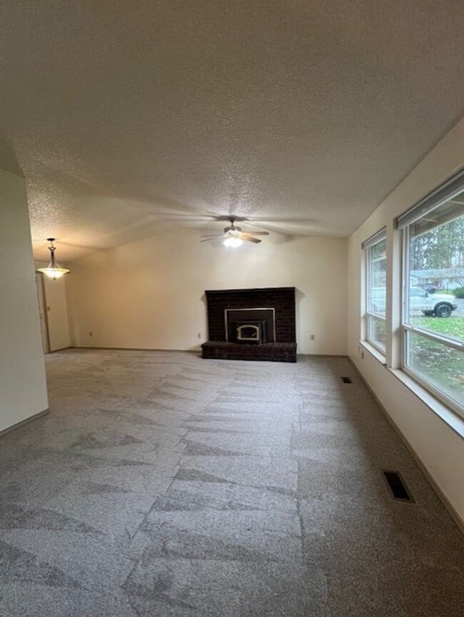 Building Photo - South Hill 3 bedroom house