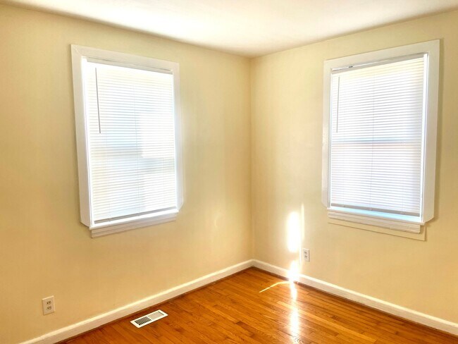 Building Photo - Sunny and Charming Beach Apartment For Rent!