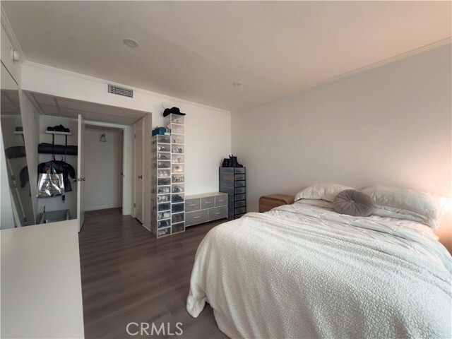 Building Photo - 532 N Rossmore Ave