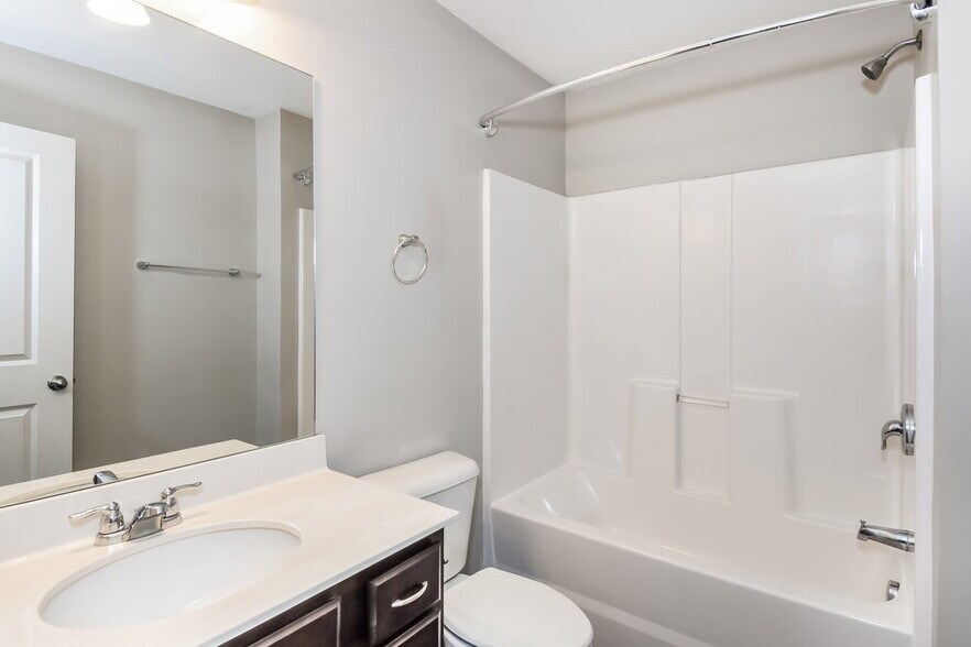 Building Photo - 255 Magnaview Dr
