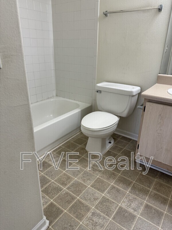 Building Photo - 897 Fording Island Rd