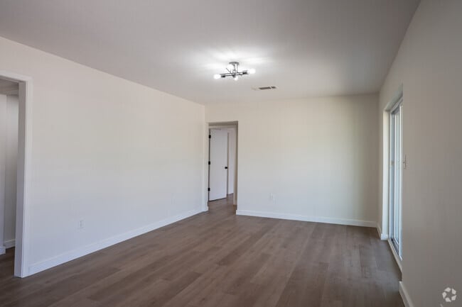 3BR, 2BA - 973SF - Dining Room / Living Room - Hidden Grove Apartments