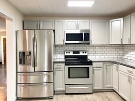 Building Photo - 822 Bloom Rd