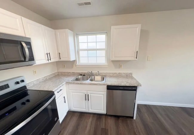 Building Photo - 6654 Hazelhatch Dr