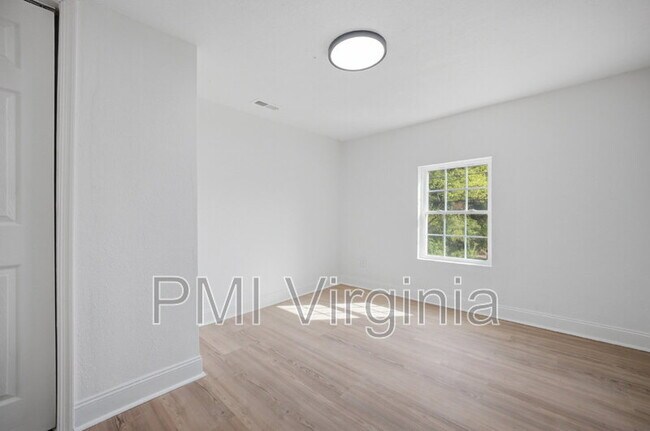 Building Photo - 307 N 4th St