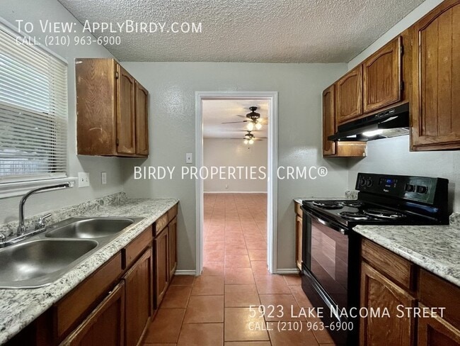 Building Photo - *4 Bed, 2 Bath Home Located in Lakeside**