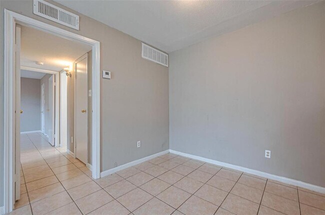 Building Photo - 9090 S Braeswood Blvd