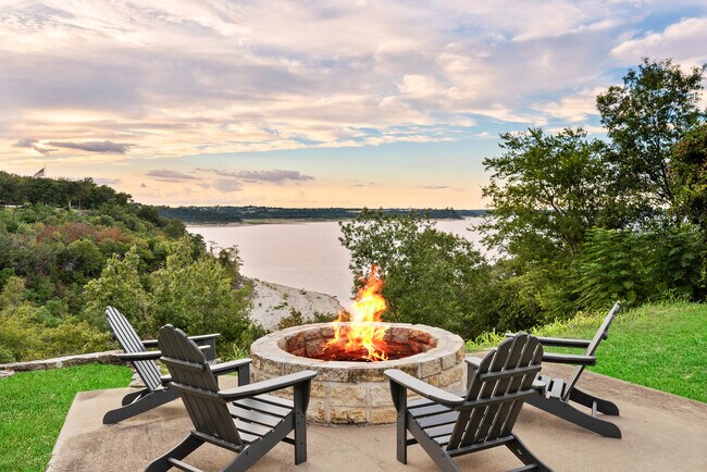 Building Photo - 4724 Lakeview Dr