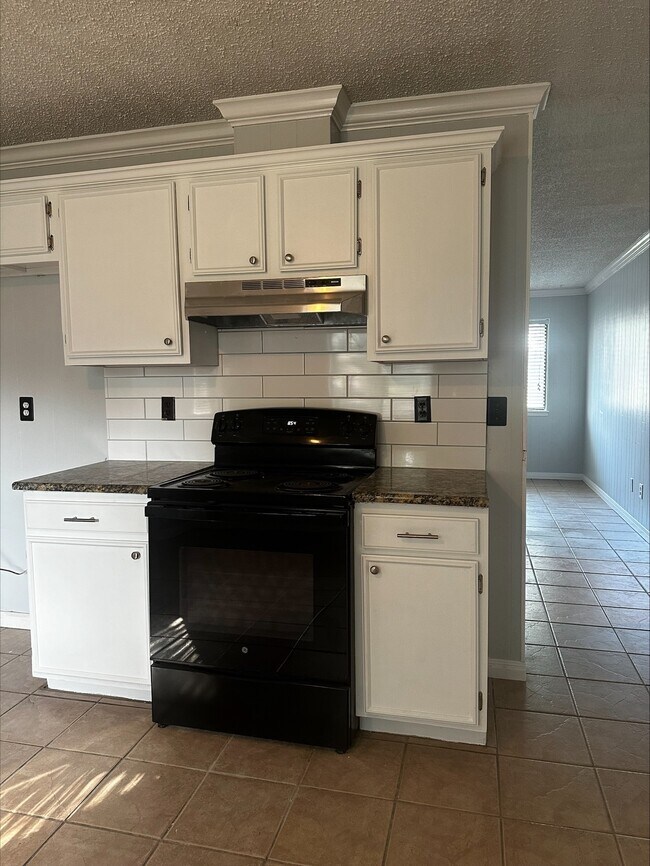 Kitchen - 137 Lullwood Dr