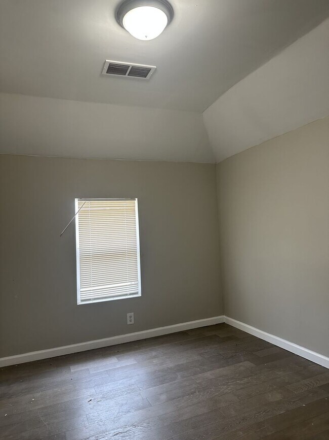 Building Photo - 3 Bedroom 1.5 Bathroom House in South Colu...