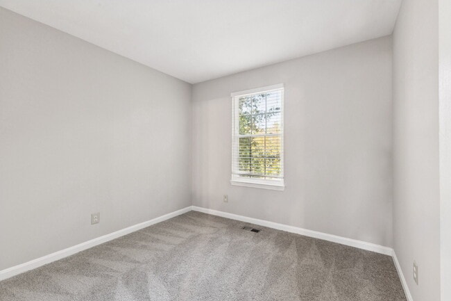 Building Photo - Welcome to this bright and beautifully maintained end-unit townhome in the desirable River Oaks c...