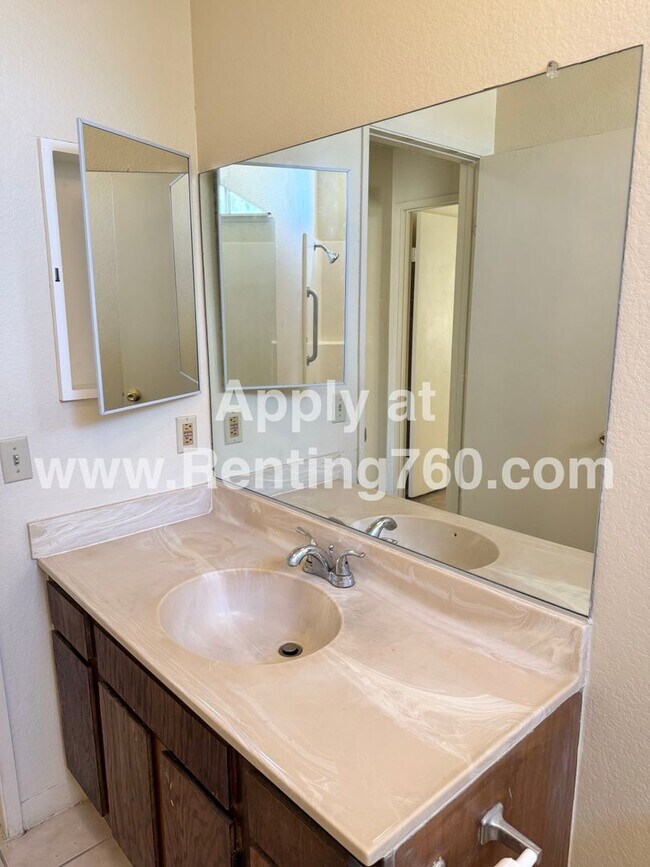 Building Photo - Spacious 2 Bed 1 Bath Home With Indoor Lau...