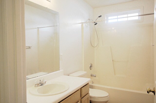 Building Photo - Cozy 3 Bed, 2 Bath Home in Ridgewood!