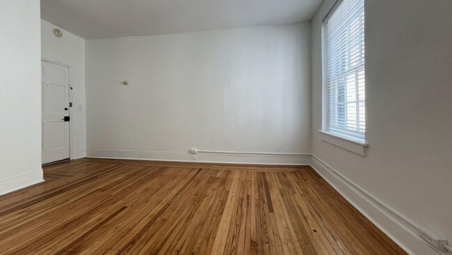 Building Photo - 1 bed / 1 bath on King St.  ~ Move-in Augu...