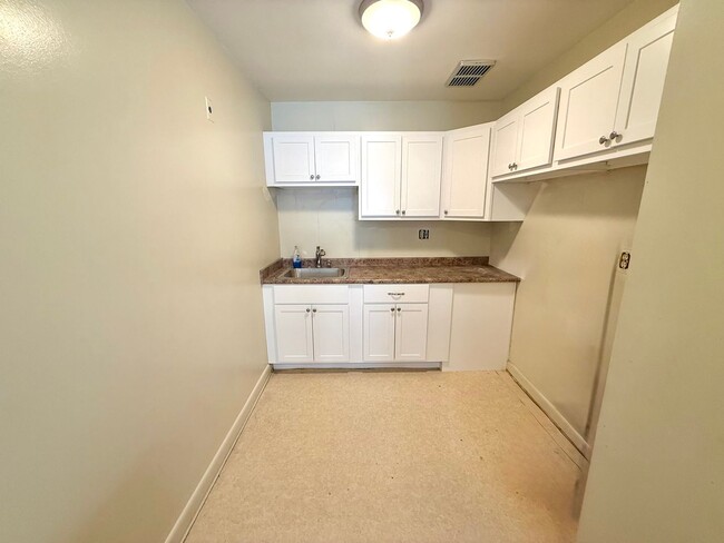 Building Photo - Beautifully-Maintained 1-Bedroom & Central...