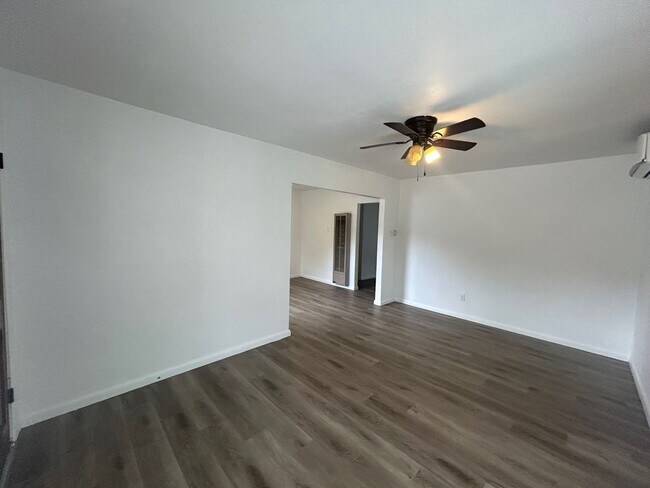 Building Photo - Charming 4 Bed, 3 Bath Home + Bonus 1 Bed/1 Bath Casita!