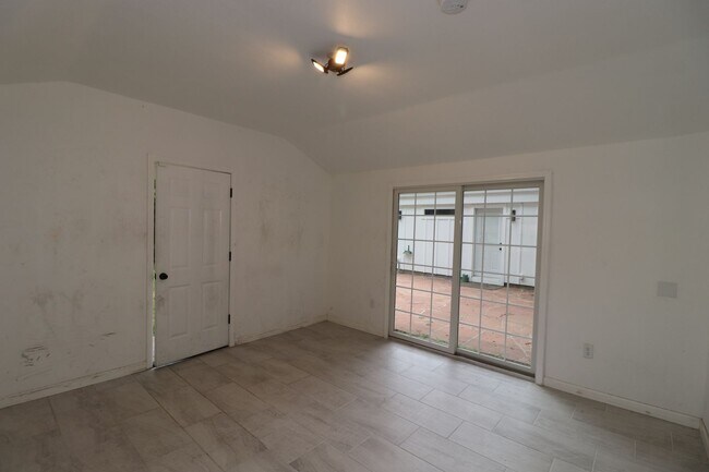 Building Photo - 210 W Vine St