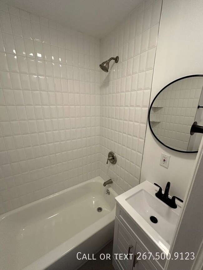 Building Photo - Large, Bi-level, newly renovated 2BR/2BA u...