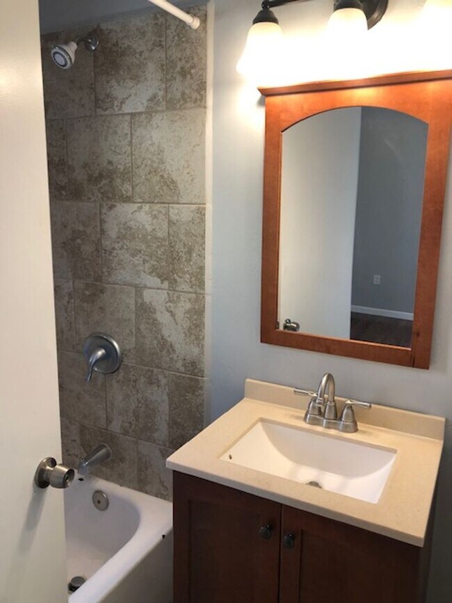 Building Photo - Beautiful 1 BD, 1 BA in the Heart of Hillcrest!