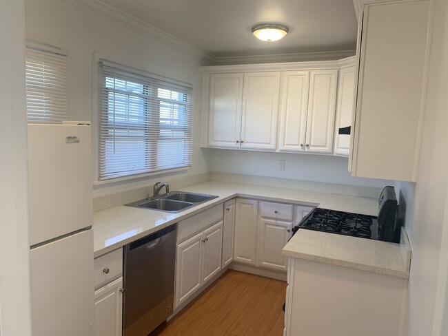 Building Photo - 1754 N Alexandria Ave