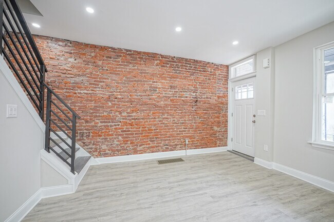 Building Photo - 1335 S Stanley St