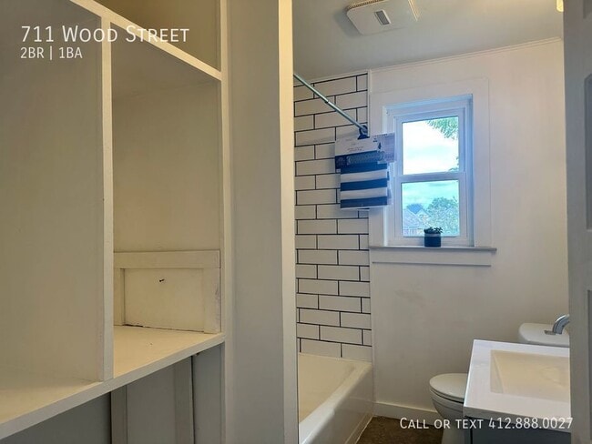 Building Photo - 711 Wood St