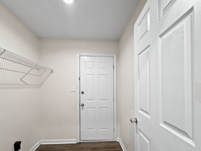 Building Photo - Charming Navarre Home with Hardwood Floors...