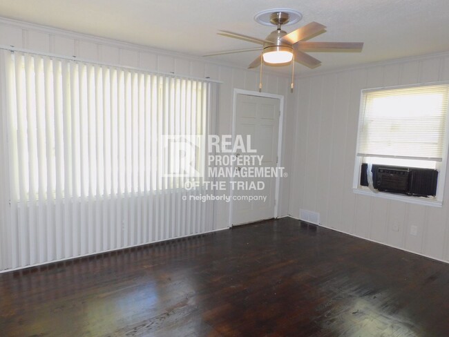 Building Photo - Available Now - 2 Bedroom/ 1 Bathroom Home...