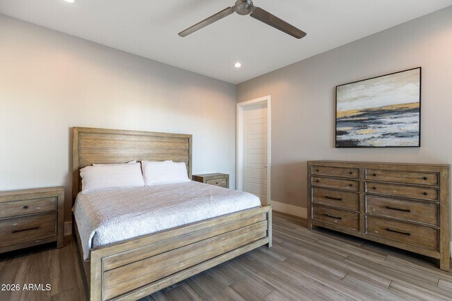 Building Photo - 2252 E South Mountain Ave