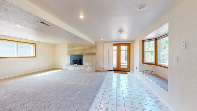 Building Photo - Location, Location, Location! - Four Bedroom house located minutes from Des Moines Waterfront