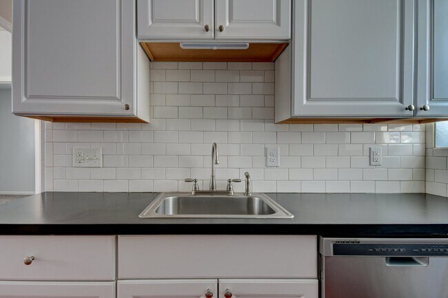 Building Photo - 4BR/2BA Beautiful Historic Home in the Highlands! AVAIL NOW