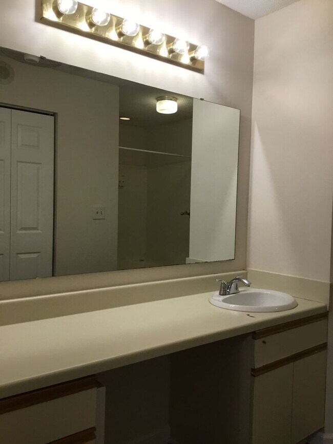 Building Photo - Located in Hunters Chase - 2 BR/2 BA w/ Fi...