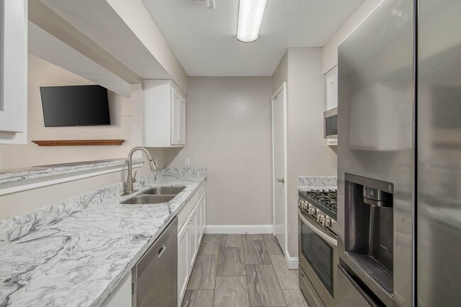 Building Photo - Precious 2/1 Townhome w/ Yard & Garage Available Now!