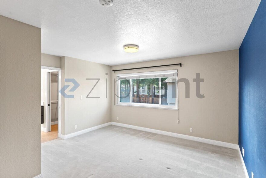 Building Photo - Unit