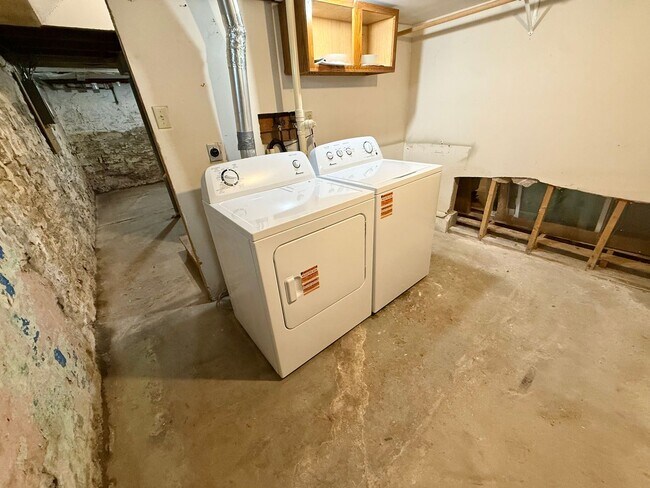 Building Photo - 916 1st St SE