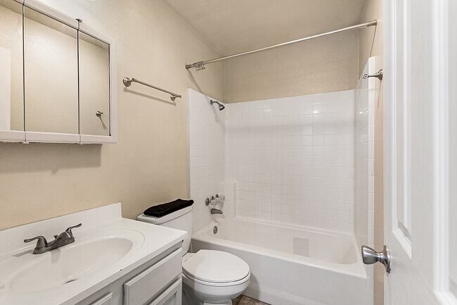 Building Photo - 164 Golden Meadow Dr