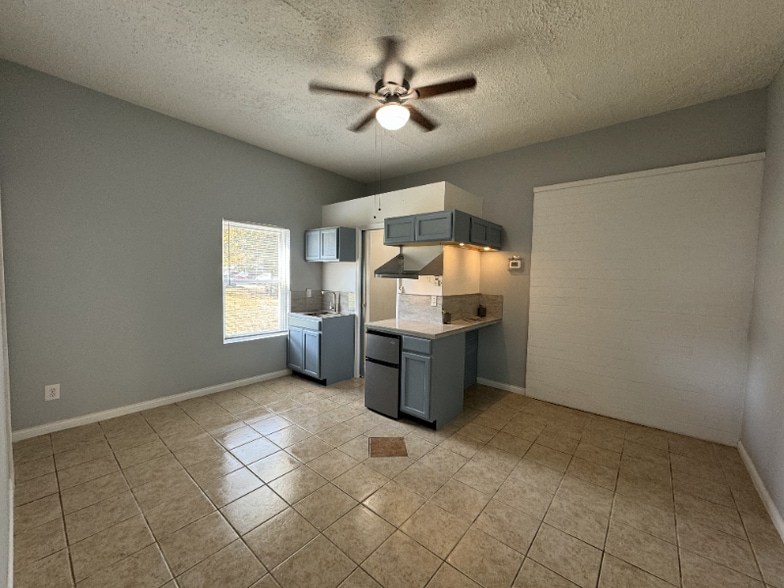 Building Photo - 142 Ashley St