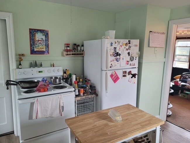 Building Photo - 1 Bedroom, 1 Bathroom Upper Duplex in Thir...