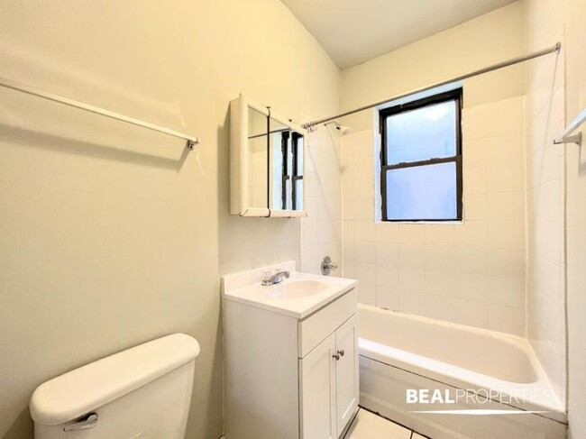 Building Photo - 1 bedroom in CHICAGO IL 60613