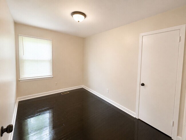 Building Photo - 104 Twin Oaks Dr