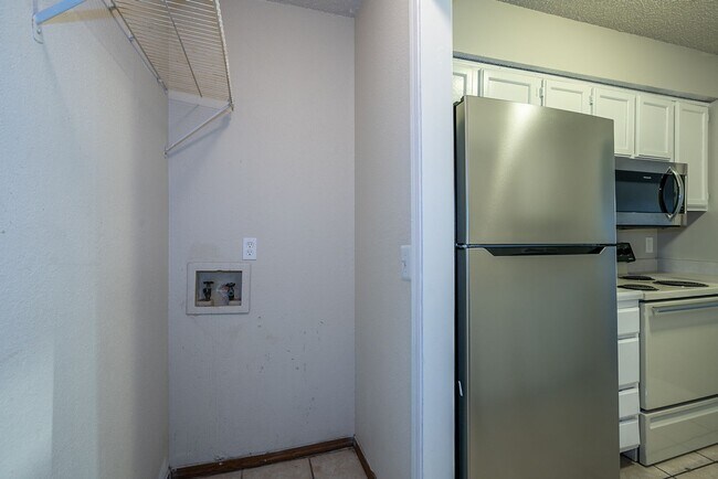Building Photo - Spacious 1-Bedroom Apartment in South Tulsa | $785 | Mid October