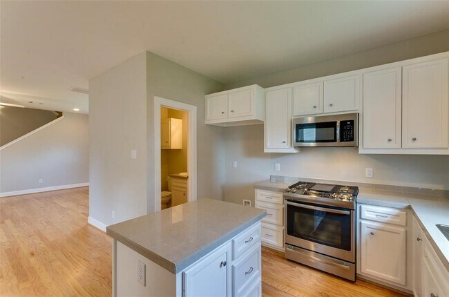 Building Photo - 612 E 38th St