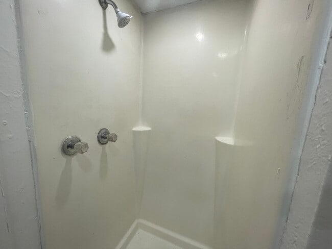 Building Photo - Cozy 1 Bedroom 1 Bath  Downstairs Unit Ready for Move-in ((New Vinyl Plank Flooring)) ~ Fantastic...