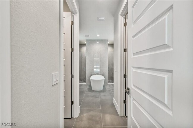 Building Photo - 2602 SW 27th St