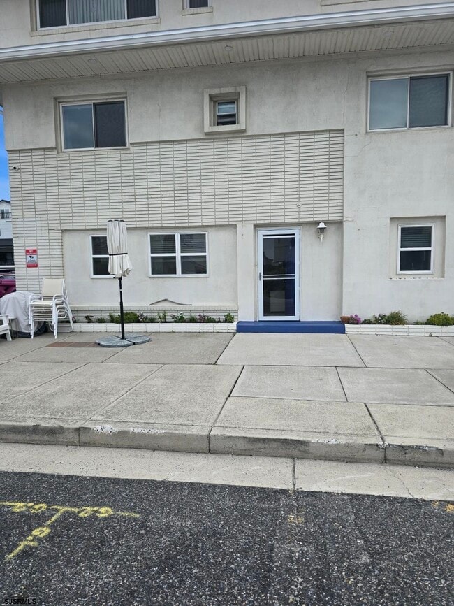 Building Photo - 111 S Dudley Ave